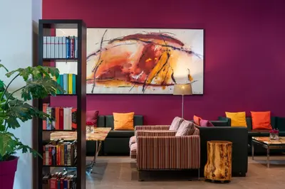 Ein Sitzbereich in der Unterkunft SORAT Hotel Berlin