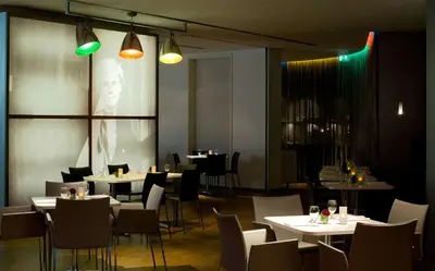 Ein Restaurant oder anderes Speiselokal in der Unterkunft Park Plaza Berlin