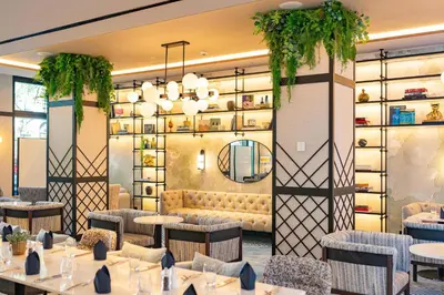 Ein Sitzbereich in der Unterkunft DoubleTree by Hilton Berlin Ku'damm