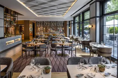 Ein Restaurant oder anderes Speiselokal in der Unterkunft DoubleTree by Hilton Berlin Ku'damm