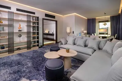 Ein Sitzbereich in der Unterkunft DoubleTree by Hilton Berlin Ku'damm