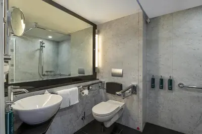 Ein Badezimmer in der Unterkunft DoubleTree by Hilton Berlin Ku'damm