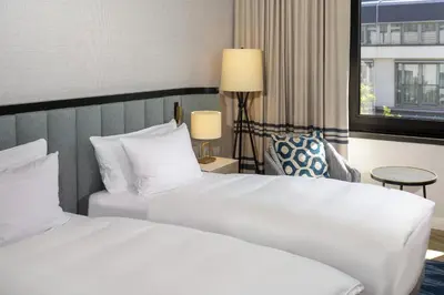 Ein Bett oder Betten in einem Zimmer der Unterkunft DoubleTree by Hilton Berlin Ku'damm