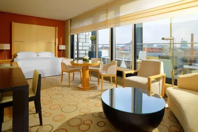 Ein Sitzbereich in der Unterkunft Sheraton Berlin Grand Hotel Esplanade