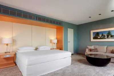 Ein Bett oder Betten in einem Zimmer der Unterkunft Sheraton Berlin Grand Hotel Esplanade