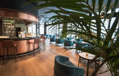 Ein Sitzbereich in der Unterkunft Crowne Plaza Berlin City Centre Ku'damm by IHG