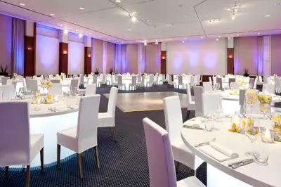 Ein Restaurant oder anderes Speiselokal in der Unterkunft Crowne Plaza Berlin City Centre Ku'damm by IHG