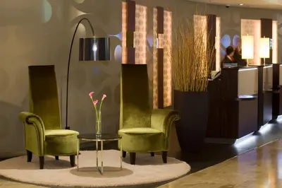 Ein Sitzbereich in der Unterkunft Crowne Plaza Berlin City Centre Ku'damm by IHG