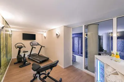 Das Fitnesscenter und/oder die Fitnesseinrichtungen in der Unterkunft NH Berlin Alexanderplatz