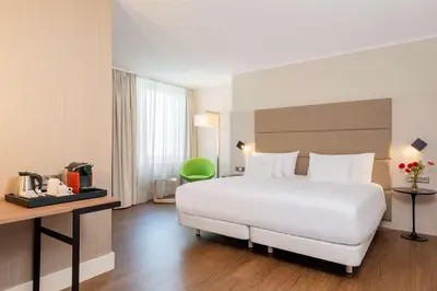 Ein Bett oder Betten in einem Zimmer der Unterkunft NH Collection Berlin Mitte am Checkpoint Charlie