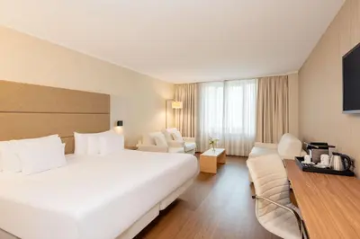 Ein Bett oder Betten in einem Zimmer der Unterkunft NH Collection Berlin Mitte am Checkpoint Charlie