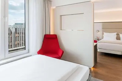 Ein Bett oder Betten in einem Zimmer der Unterkunft NH Collection Berlin Mitte am Checkpoint Charlie
