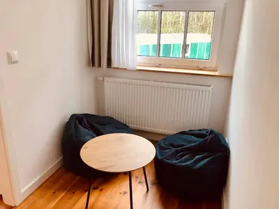 Ein Sitzbereich in der Unterkunft Waldschenke Stendenitz Übernachten im Wald am See