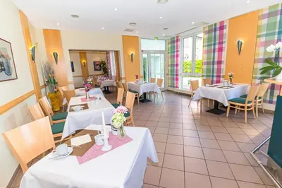 Ein Restaurant oder anderes Speiselokal in der Unterkunft Akzent Parkhotel Trebbin