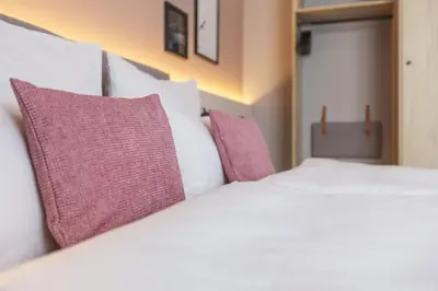 Ein Bett oder Betten in einem Zimmer der Unterkunft Garner Hotel Berlin - Ku'Damm by IHG