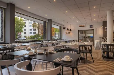 Ein Restaurant oder anderes Speiselokal in der Unterkunft Garner Hotel Berlin - Wilmersdorf by IHG