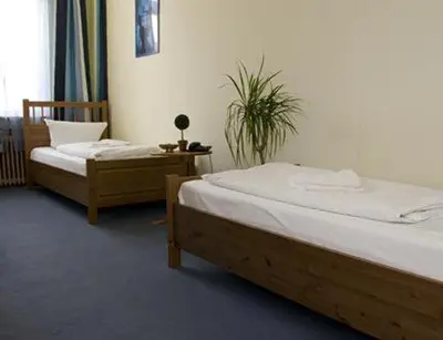 Ein Bett oder Betten in einem Zimmer der Unterkunft Hotel-Pension Rheingold am Kurfürstendamm