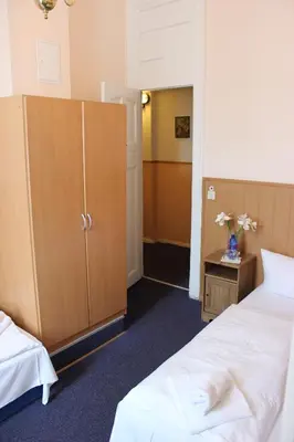 Ein Bett oder Betten in einem Zimmer der Unterkunft Hotel-Pension Rheingold am Kurfürstendamm