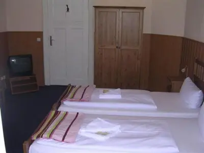 Ein Bett oder Betten in einem Zimmer der Unterkunft Hotel-Pension Rheingold am Kurfürstendamm