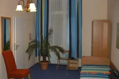 Ein Bett oder Betten in einem Zimmer der Unterkunft Hotel-Pension Rheingold am Kurfürstendamm