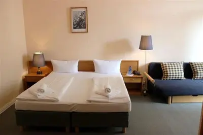 Ein Bett oder Betten in einem Zimmer der Unterkunft Hotel-Pension Rheingold am Kurfürstendamm