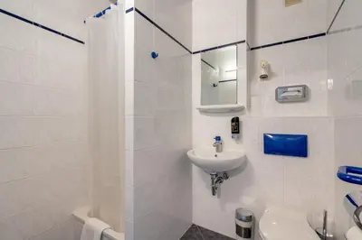 Ein Badezimmer in der Unterkunft a&o Berlin Kolumbus