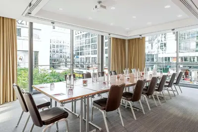 Ein Restaurant oder anderes Speiselokal in der Unterkunft NH Collection Berlin Mitte Friedrichstrasse