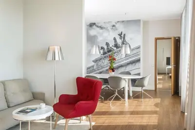 Ein Sitzbereich in der Unterkunft NH Collection Berlin Mitte Friedrichstrasse