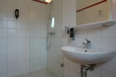 Ein Badezimmer in der Unterkunft Hotel Ambert