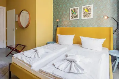 Ein Bett oder Betten in einem Zimmer der Unterkunft Hotel BELLEVUE am Kurfürstendamm