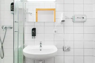 Ein Badezimmer in der Unterkunft Hotel BELLEVUE am Kurfürstendamm