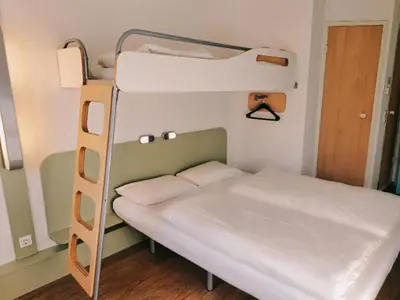 Ein Bett oder Betten in einem Zimmer der Unterkunft ibis budget Berlin Ost
