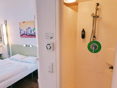 Ein Bett oder Betten in einem Zimmer der Unterkunft ibis budget Berlin Ost