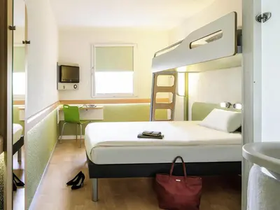 Ein Bett oder Betten in einem Zimmer der Unterkunft ibis budget Berlin Ost