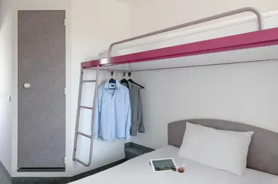 Ein Bett oder Betten in einem Zimmer der Unterkunft ibis budget Berlin Hoppegarten