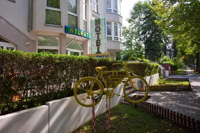 Ein Garten an der Unterkunft Hotel Atlantic