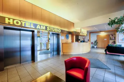Lobby/Rezeption in der Unterkunft Enjoy Hotel am Studio