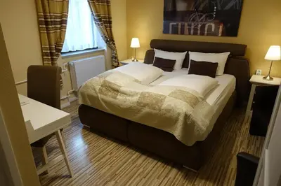 Ein Bett oder Betten in einem Zimmer der Unterkunft Hotel Villa Konstanz