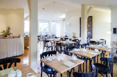 Ein Restaurant oder anderes Speiselokal in der Unterkunft Hotel Residenz Begaswinkel