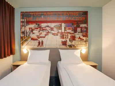 Ein Bett oder Betten in einem Zimmer der Unterkunft B&B Hotel Berlin-Dreilinden