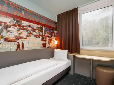 Ein Bett oder Betten in einem Zimmer der Unterkunft B&B Hotel Berlin-Dreilinden