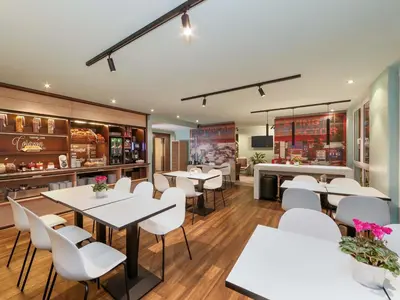 Ein Restaurant oder anderes Speiselokal in der Unterkunft B&B Hotel Berlin-Dreilinden