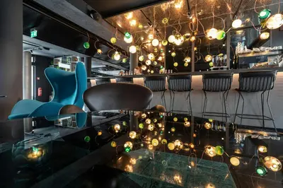 Ein Sitzbereich in der Unterkunft Motel One Berlin Mitte