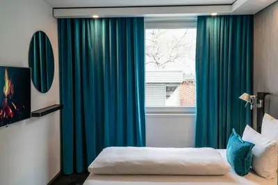 Ein Bett oder Betten in einem Zimmer der Unterkunft Motel One Berlin Mitte