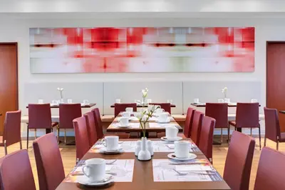 Ein Sitzbereich in der Unterkunft IntercityHotel Berlin Ostbahnhof