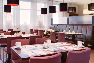 Ein Sitzbereich in der Unterkunft IntercityHotel Berlin Ostbahnhof