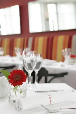 Ein Restaurant oder anderes Speiselokal in der Unterkunft IntercityHotel Berlin Ostbahnhof
