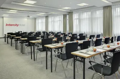 Der Geschäftsbereich oder Konferenzraum in der Unterkunft IntercityHotel Berlin Ostbahnhof