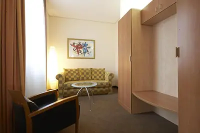 Ein Sitzbereich in der Unterkunft IntercityHotel Berlin Ostbahnhof
