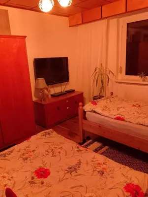 Ein Bett oder Betten in einem Zimmer der Unterkunft Helles Doppelzimmer im Untergeschoss mit Bad im Grünen nahe Potsdam